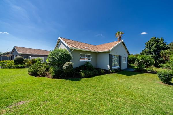 Welcome to a fantastic family home located in the sought-after suburb of Brackenhurst. Set on a large 1577 square meter corner stand ...