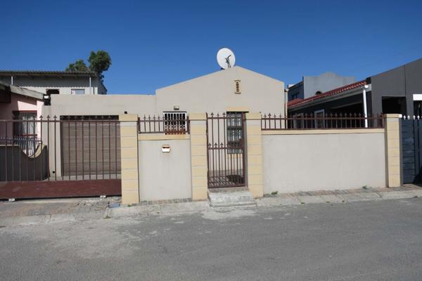 This Beautiful Home welcomes you with a cosy Dinning room that flows into the Kitchen ...