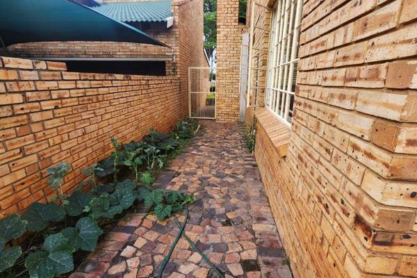 A spacious 5-bedroom, 3-bathroom house is available for rent in Safari Gardens, Rustenburg, for R22,000 per month. The home features ...