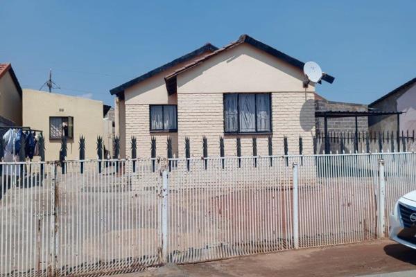 Exceptional 3-bedroom home in hospital view!

R800,000

Discover this incredible opportunity to own a spacious 3-bedroom house in ...