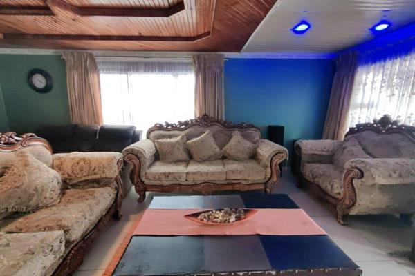 Luthando Gxashe Properties is very happy  to introduce this well mantained property the house features an open lounge and a beautiful ...