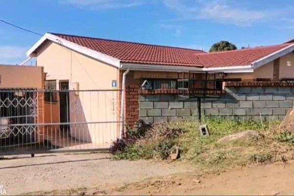 3 Bedroom House For Sale- Mdantsane NU 14

Modern and secure home featuring: 
* Built-in kitchen &amp; wardrobes 
* 2 bathroom + ...