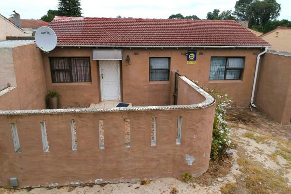 OFFERS FROM: R1 300 000

Nestled in a convenient and family-friendly neighbourhood, this charming 3-bedroom house offers comfort ...