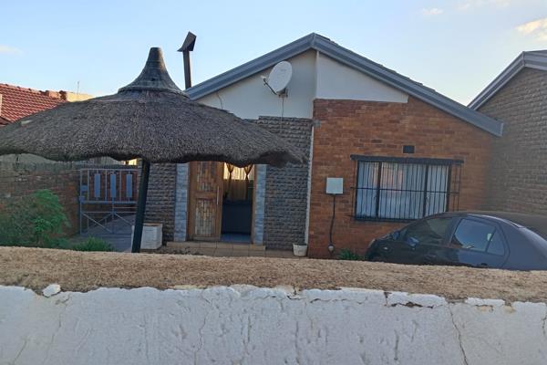 2 bedroom house sale in Vosloorus

This cozy 2-bedroom house ,located on the main road in Vosloorus ,offers both comfort and ...