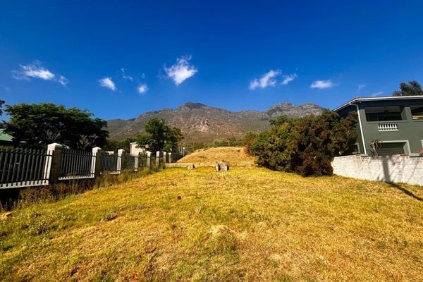 This incredible plot offers sweeping, uninterrupted views over the entire Riebeek Valley – with the added beauty of a stunning mountain ...