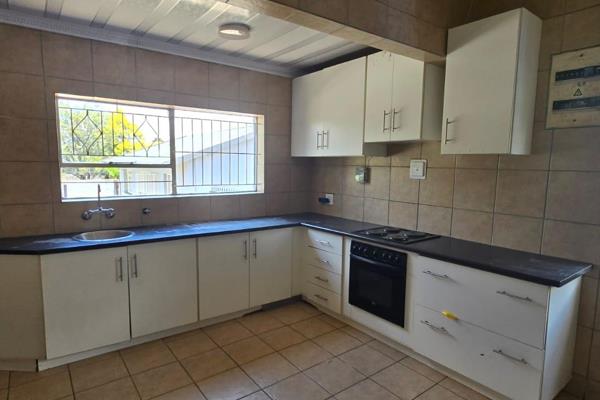 Neatly renovated main house and flat, consisting of the following:
House - 3 Bedrooms, 2 bathrooms, lounge, dining room, family room ...