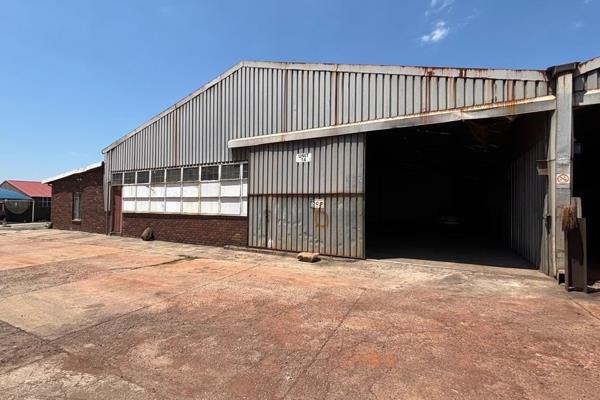 This 403m2 open-plan warehouse offers functionality and convenience for a variety of ...