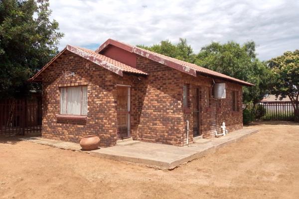 3 bedroom house in Unit 14, Mmabatho suitable for both residence and office use since it it right on a busy main road
3 bedroom main ...