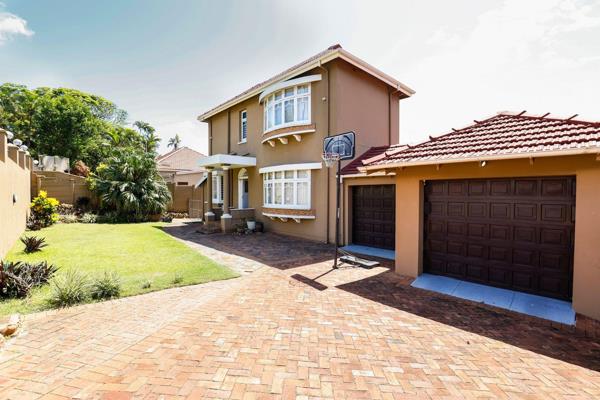 Fall in love with this spacious family home in a great central position close to all the Durban North amenities, offering :

-  ...