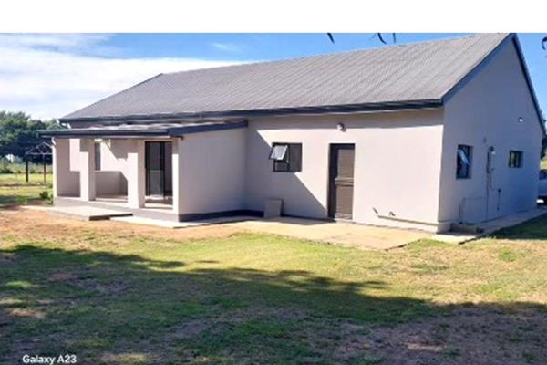 Discover your dream home with thisnewly built, never-before-ownedproperty, perfectly situated on a spacious1339 square meter erfin the peaceful town of Heidelberg, Western Cape. This home is designed for comfort, modern living, and future potential – ideal for families of all ...