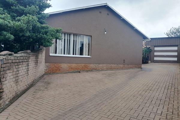 Spacious 4-Bedroom Home for Sale in Quellerie Park

Spacious corner  living at its ...