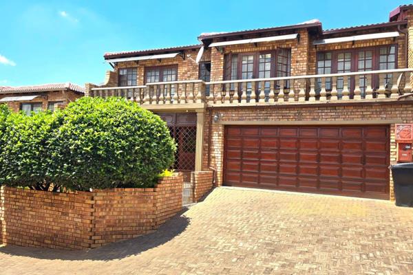 Discover this delightful modern townhouse in an Estate in Noordheuwel, where style and comfort come together seamlessly. The spacious ...