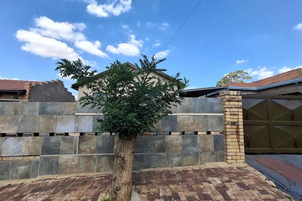 A generous 3 Bedroom House in Emdeni South just along the Protea suburb very neat and ...