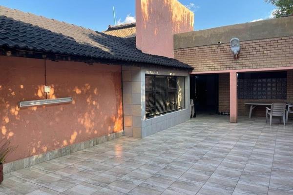 Large home ideal for a larger family
3 Bedroom, 2 lounges, 2 bathrooms including ensuite
Large, fitted kitchen with scullery,  ...