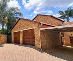 Townhouse for sale in Ruimsig Noord