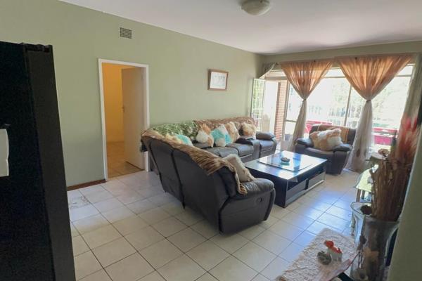 Charming and Convenient 3 bed room  Flat plus 2 additional rooms in Benoni
Located in the well-situated DEWERAHOF building at 111 ...