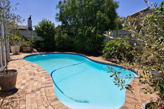 4 Bedroom House for sale in Edgemead