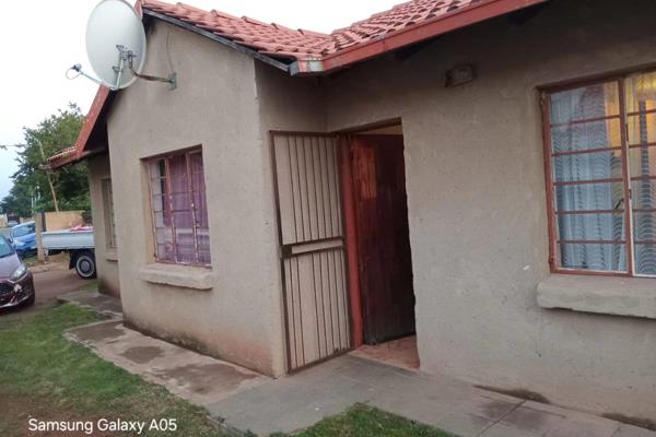 3 bedroom house for Tembisa mayibuye
3 bedroom
2 bathroom
1 kitchen
1 lounge 