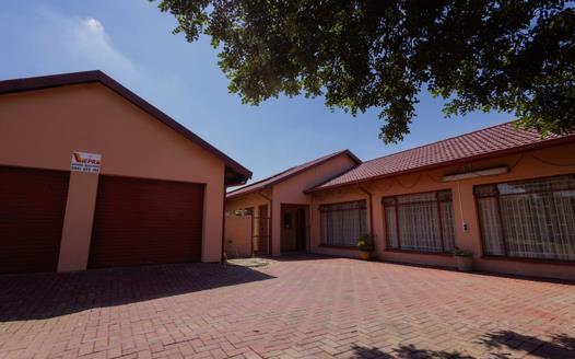 4 Bedroom House for sale in Helikonpark