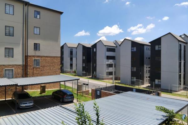 Stunning 2 Bedroom Apartment for Sale in South Hills, Johannesburg

Features:
- 2 spacious bedrooms with ample storage
- 1 modern ...