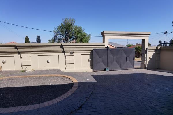 Room to Let in Roodepoort – Walking Distance to CBD

Looking for a neat and secure place to stay? This property offers excellent ...