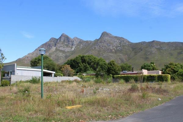 Vacant land in Kleinmond is becoming increasingly scarce, making this prime 644m2 corner plot a rare gem. With beautiful mountain views ...