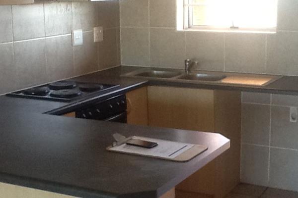 This 2 bedroom apartments offer:

COST TO MOVE IN:  1 month deposit, 1st month rent and R1650 admin fees

RENTAL AMOUNT : R9 ...