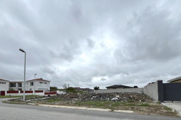 Level corner plot.
Build your dream home in this up and coming suburb.
2 Sides are already walled by the neighbours.
Round the corner ...