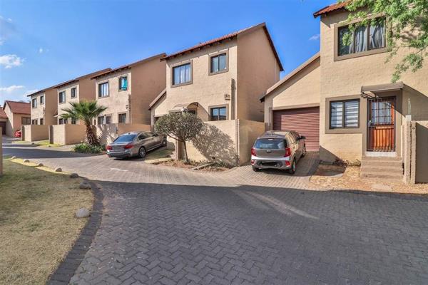 Stunning 2 bed 1 bath double storey cluster conveniently situated in the heart of Midrand. Directly opposite Halfway House Primary ...