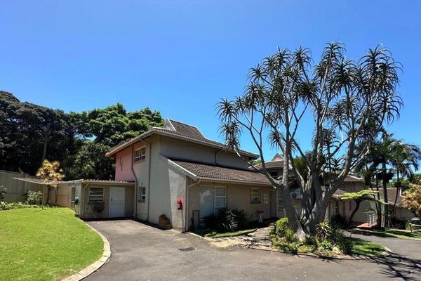 Located within walking distance of the beach, this home is part of a small, secure complex with a swimming pool.  

The home offers 3 ...