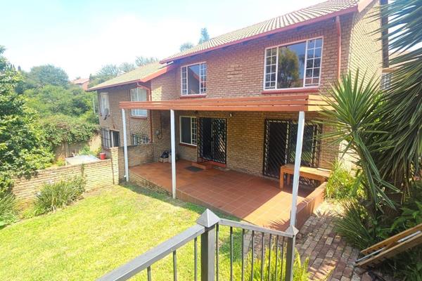 This Spacious townhouse is available 1 Feb 2025 and offers: 

4x Bedrooms, with built in cupboards. 2 Bedrooms has their own en-suite ...