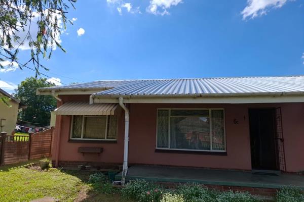 This 3-bedroom house is ideally situated close to the CBD and schools in Dundee. The outbuilding has an additional storeroom with a ...