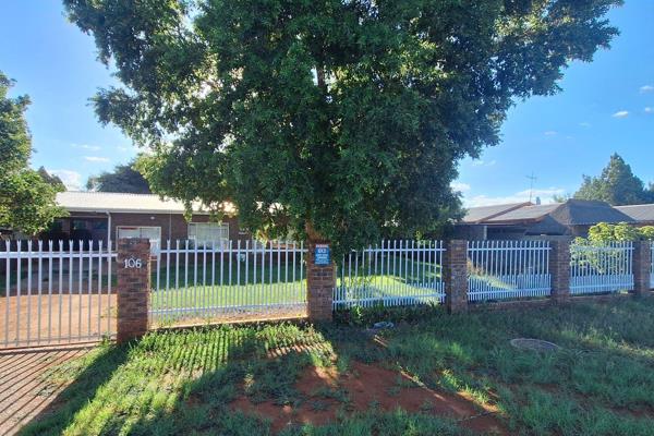 Spacious four bedroom house available situated near schools and shopping center. Open plan living room, dining room, kitchen, scullery. ...