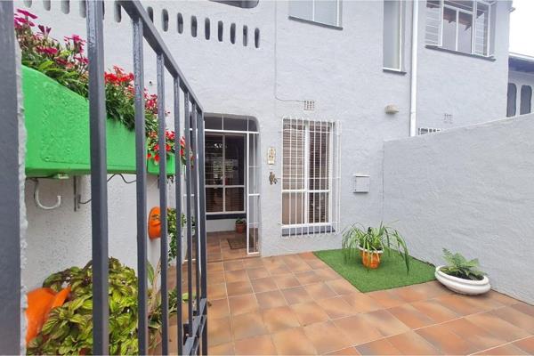 This lovely townhouse of 138m2 offers contemporary living with an array of lifestyle amenities right at your doorstep.Downstairs you ...