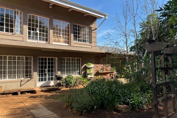 This wonderful  double storey home combines a modern and rustic feel that is beautiful and welcoming. 
Downstairs comprises of: 2 ...