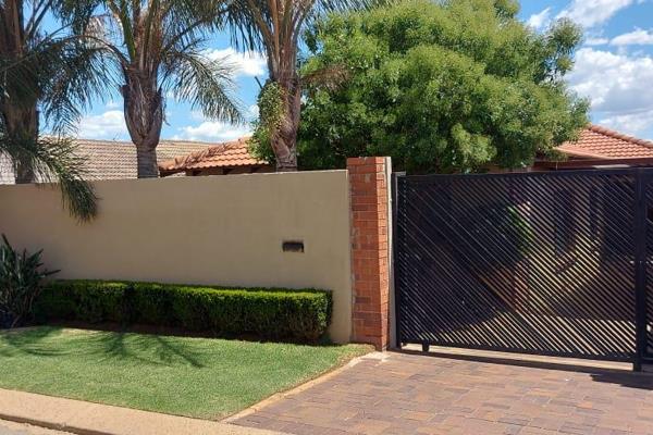 Welcome to this entertainer&#39;s dream home nestled in the serene suburb of Naturena! ...