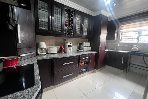 A Big House in Embalenhle

4 Bedrooms 
2 Bathrooms 

Sitting area
Dining area
TV room 

Kitchen 
A nice Varinder
3 Loock up ...