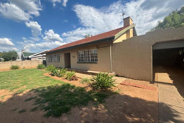 Offering good quality family living, with a customised separate flatlet, just for your comfort and convenience! This home offers 3 ...