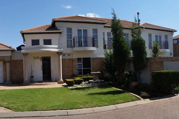 Very spacious double storey cluster in enclosed complex in Bardene, Boksburg. The largest unit in the complex has once again become ...