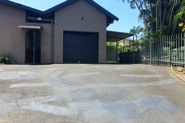 This flatlet is for the single professional, very neat with all you will need. Carport, remote gate, private walkway entrance, comes ...