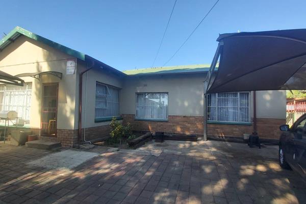 Spacious family home to rent. 3 Bedrooms with build in cupboards, Bathroom with shower, basin and toilet. kitchen with lots of build in ...