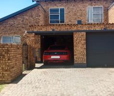 Townhouse for sale in Ruimsig AH