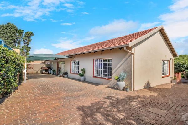 Charming 3 Bedroom, 2 Bathroom House in Whiteridge, bordering Bergbron, Roodepoort.

Nestled in the serene suburb, this charming ...