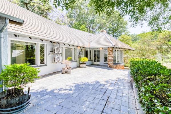 Free-standing property in the prestigious Houghton Estate, boasting a spacious 290sqm under-roof on a generous, 1983sqm plot, is available immediately. This property offers the ideal blend of functionality and comfort for your ...