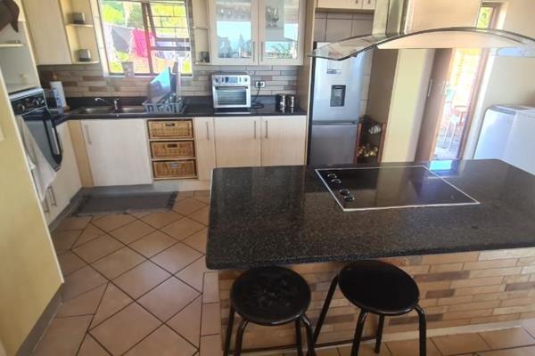 Family Home To Let / Seaview

3 Bedrooms
2 Bathrooms
Kitchen 
Lounge 
Dining room
Double Garage
Water, municipal services and ...