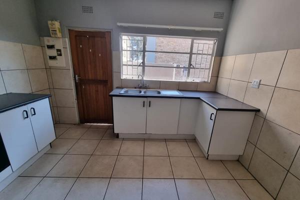 ?  2 Bedrooms
?  Bathroom
? Open plan lounge and kitchen
?  Ground floor
?  24 hour security

Cw 5
Vanderbijlpark 

Please ...