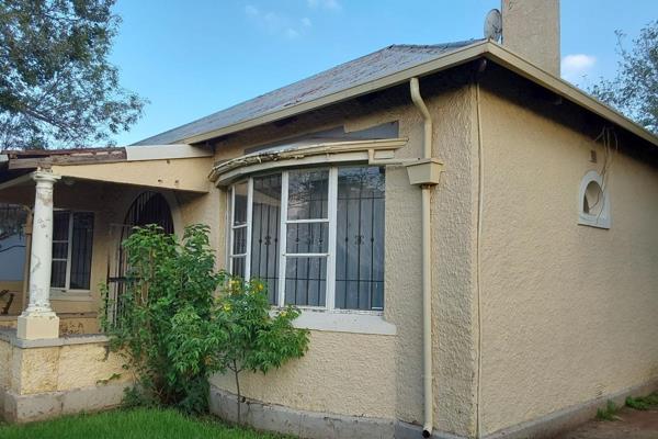 Spacious family home for sale in Benoni.  
This property for sale offers great visibility if used for business.  Prime position in ...