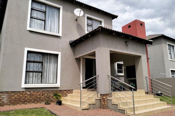 Friendly neighbourhood with lots of friends for your children

This House is just a stone throw away from Curro. Paying for the school ...