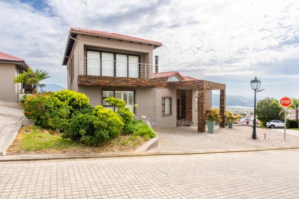 Situated in the secure Avonddans estate in the quant town of  Great Brak River along the garden route, just a stone&#39;s throw away ...