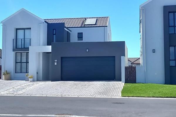 This stunning double storey home is looking for a new owner.

This immaculate home with 3 bedrooms, 2 bathrooms and guest toilet is ...